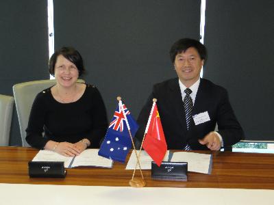 IHBI所长Patsy Yates女士与太阳成集团tyc33455院长刘昌胜在协议签署现场